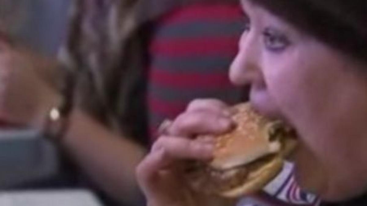 Românii, prea săraci pentru a mânca la fast-food (VIDEO)