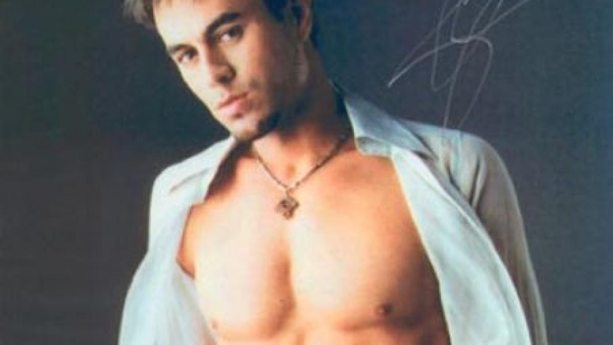 Enrique Iglesias va face schi nautic în pielea goală: "Un pariu este un pariu"