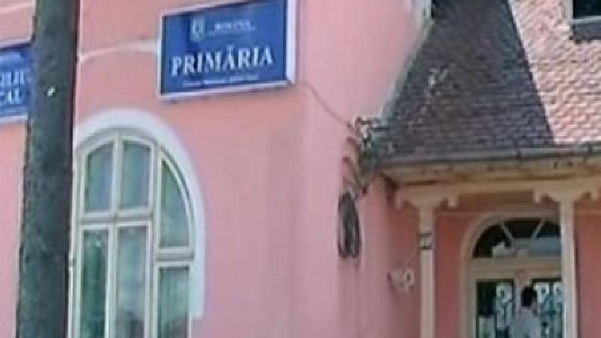 Primarul comunei Mărăcineni, reţinut pentru fapte de corupţie