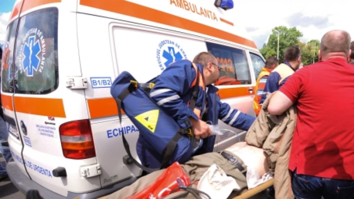 Infotrafic. Trei tineri, la spital, după ce maşina în care erau a izbit un bloc