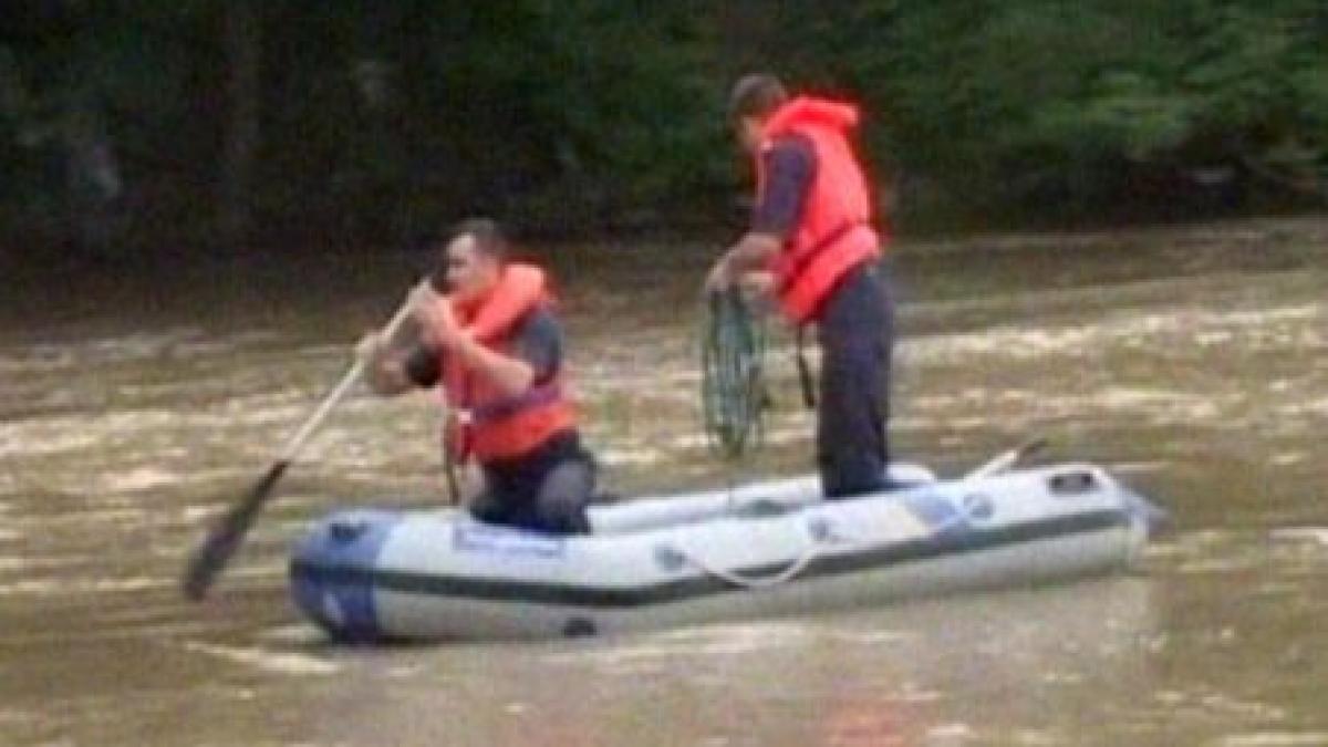 Trei pescari au fost surprinşi de o viitură pe râul Ialomiţa, lângă Târgovişte