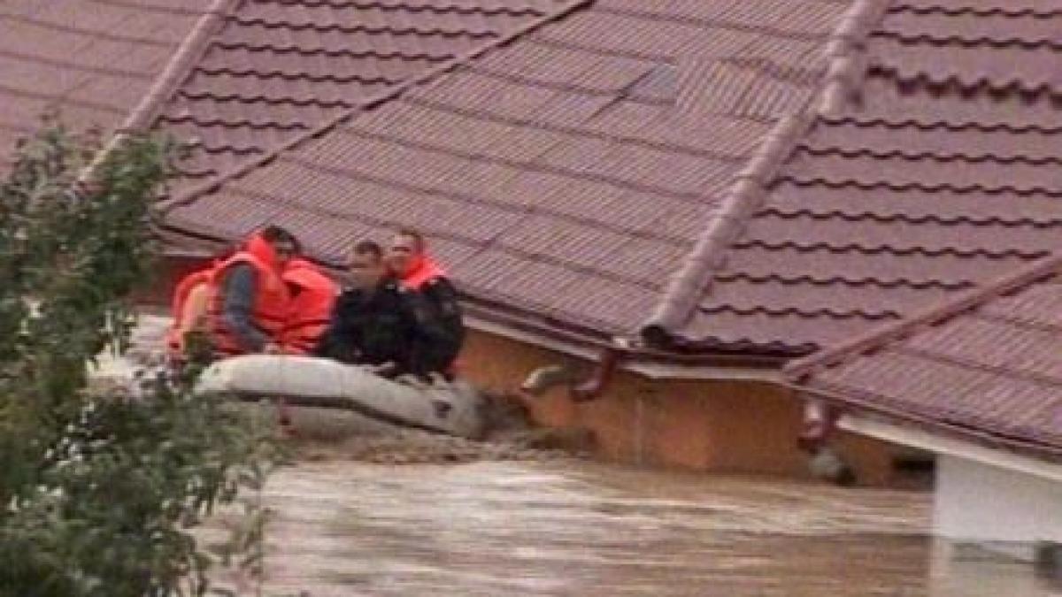 Inundaţii la Bacău, în urma ploilor torenţiale: Un om a murit, peste 100 de familii, evacuate şi drumuri închise (VIDEO)