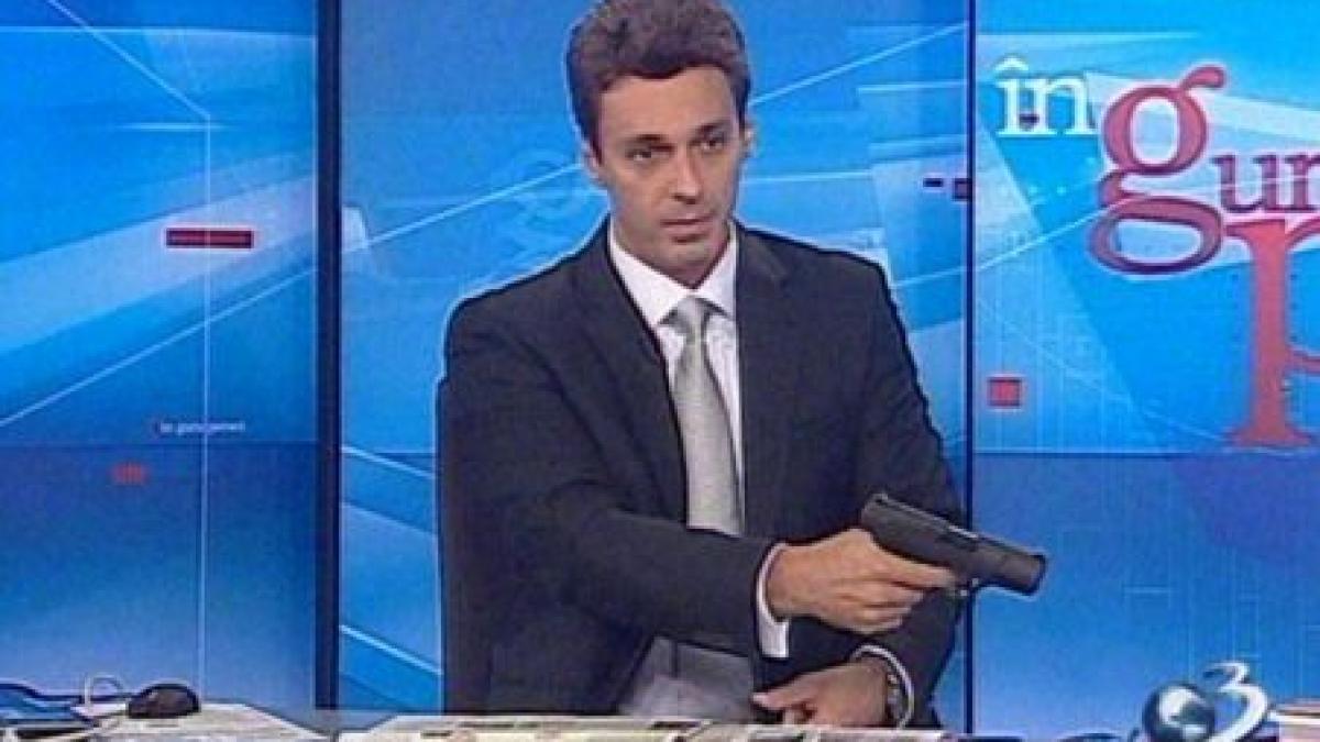 Mircea Badea îşi prezintă pistolul în direct, ca să nu se mai "isterizeze" prompteristele de la TV (VIDEO)