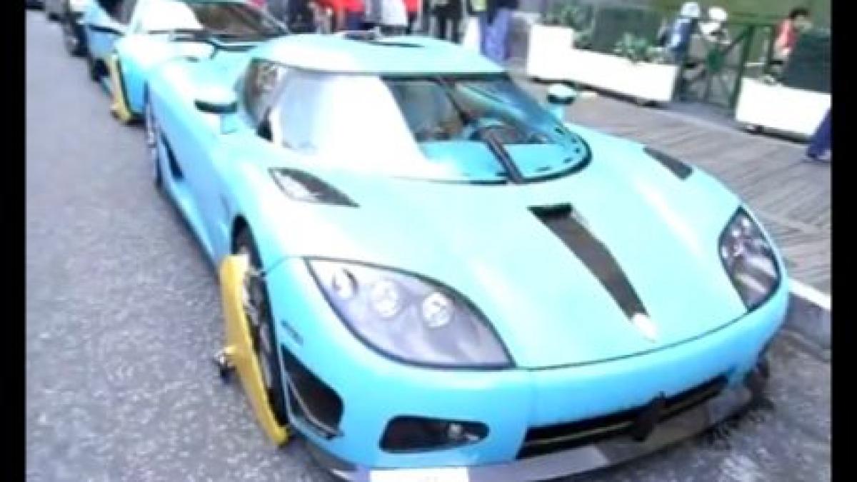 Un Koenigsegg CCXR şi un Lamborghini Murcielago, blocate pentru parcare ilegală în faţa unui magazin londonez (VIDEO)