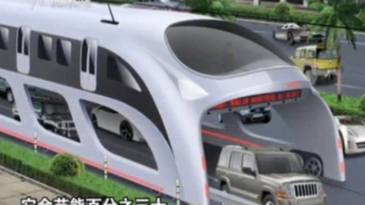 Autobuzul viitorului, proiectat de chinezi: Va trece pe deasupra maşinilor şi va funcţiona cu energie solară (FOTO)