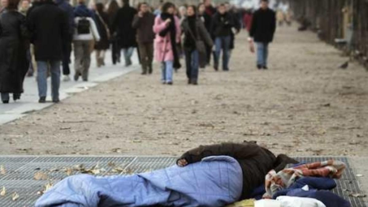 Romilor le place Parisul: Champs Elysees, noul ?domiciliu? al persoanelor fără adăpost