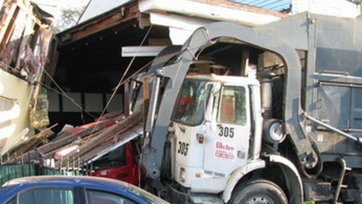 Două persoane rănite, după ce un camion românesc a intrat într-o casă din Ungaria