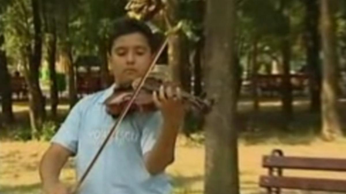 Mircea Dumitrescu, supranumit "micuţul Paganini", uimeşte lumea cu talentul său la vioară (VIDEO)