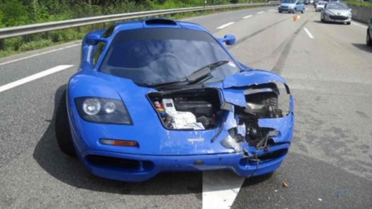 Unul dintre rarele McLaren F1, implicat într-un accident pe o autostradă din Germania (FOTO)