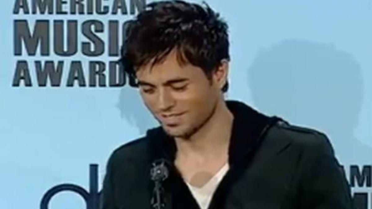 Enrique Iglesias şi-a respectat pariul: A făcut schi nautic gol la Miami (VIDEO)