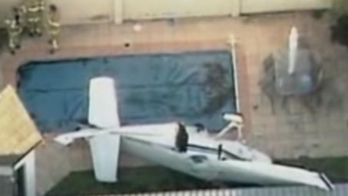 Australia. Un avion s-a prăbuşit în curtea unei case. Pilotul şi pasagerul său nu au păţit absolut nimic (VIDEO)