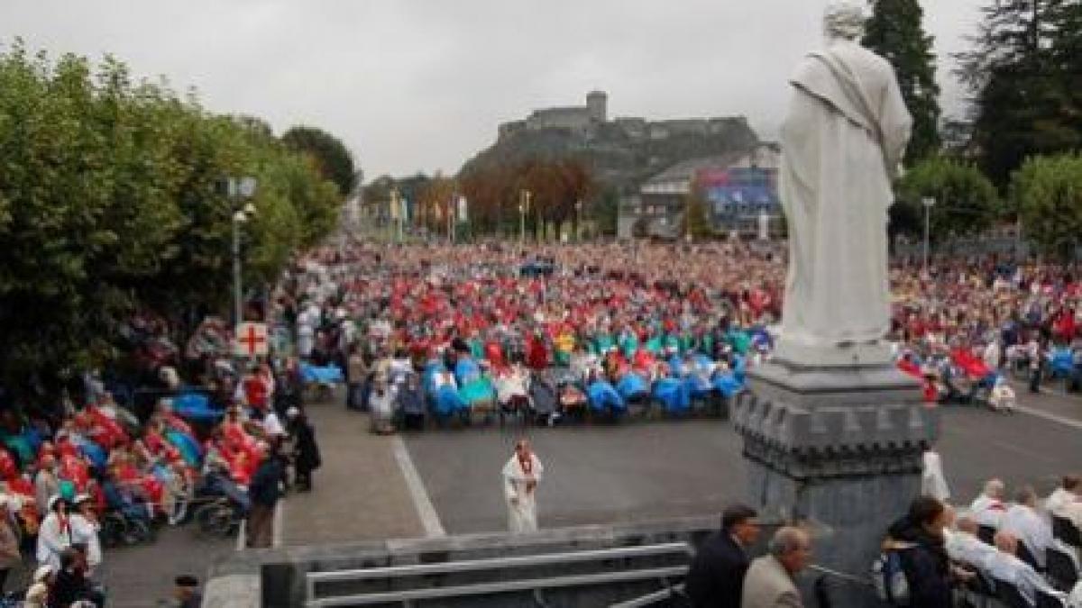 Franţa. 30.000 de oameni, evacuaţi în timpul unui pelerinaj catolic din cauza unei ameninţări cu bombă