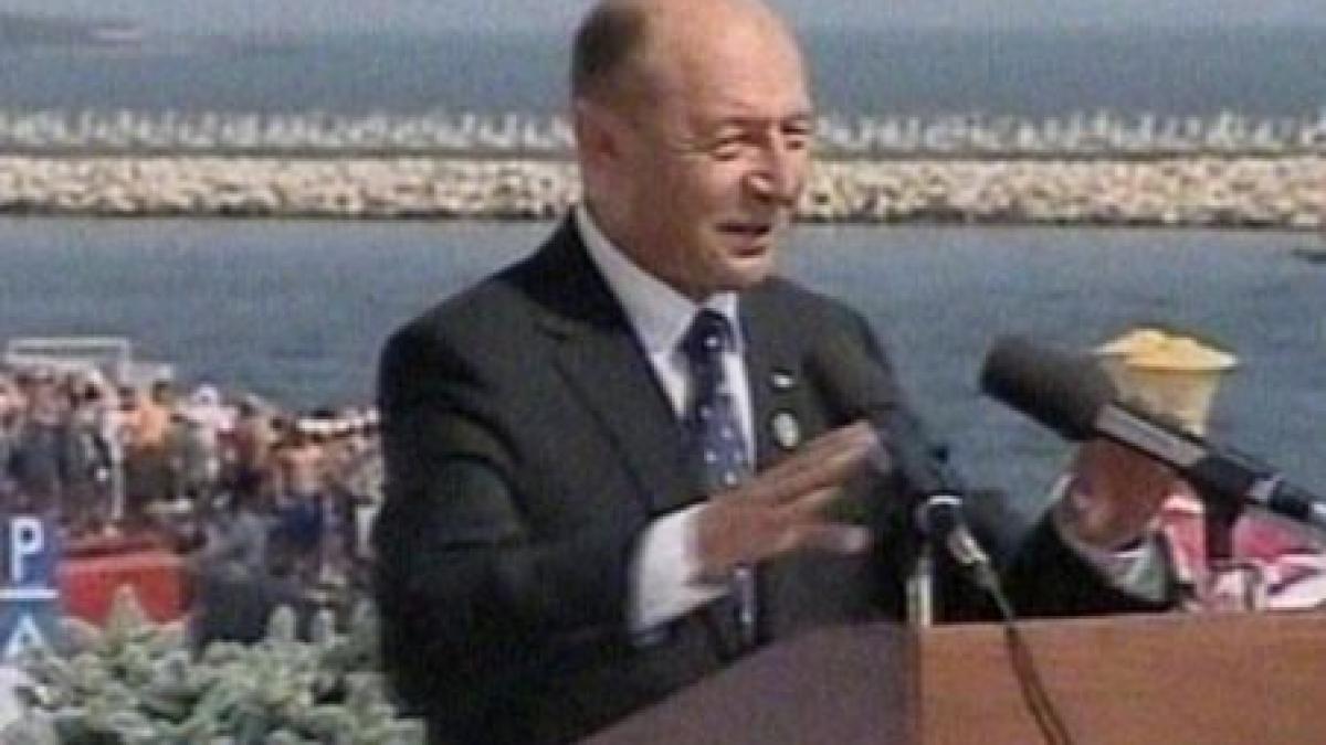 Preşedintele Traian Băsescu a fost fluierat şi huiduit înaintea discursului de Ziua Marinei (VIDEO)