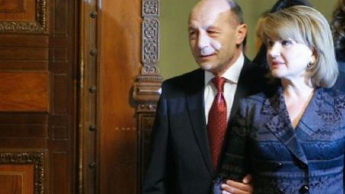 Traian Băsescu şi soţia sa au petrecut la Neptun (VIDEO)