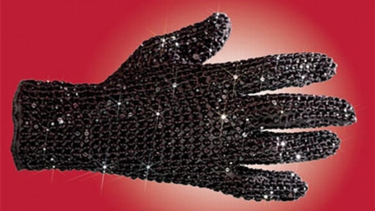 Mănuşă cu cristale Swarovski, purtată de Michael Jackson, scoasă la licitaţie în China