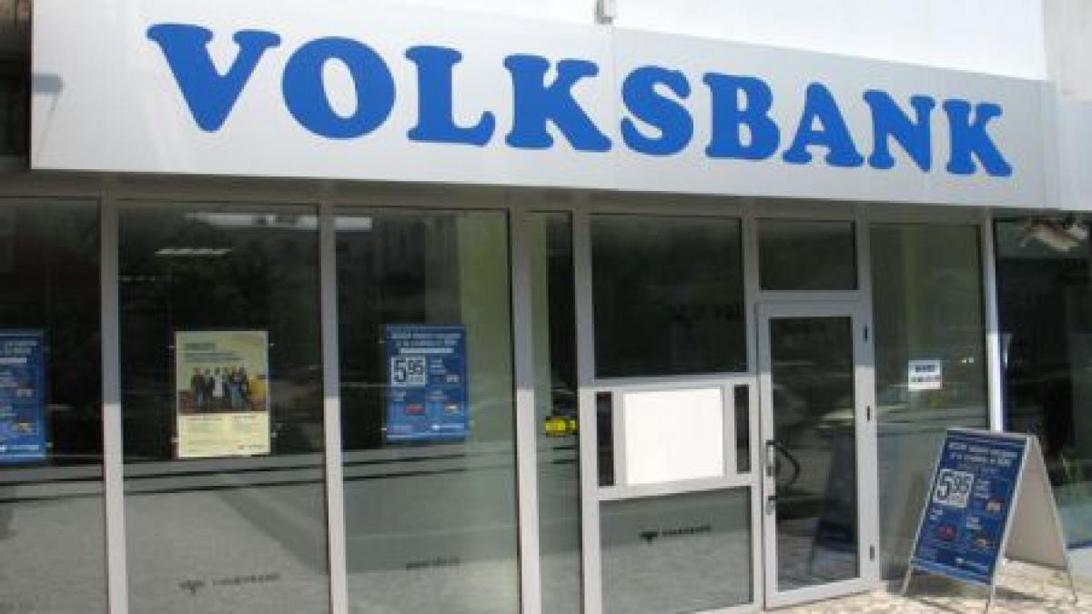 Clienţii unei sucursale VolksBank din Drobeta acuză banca de înşelăciune