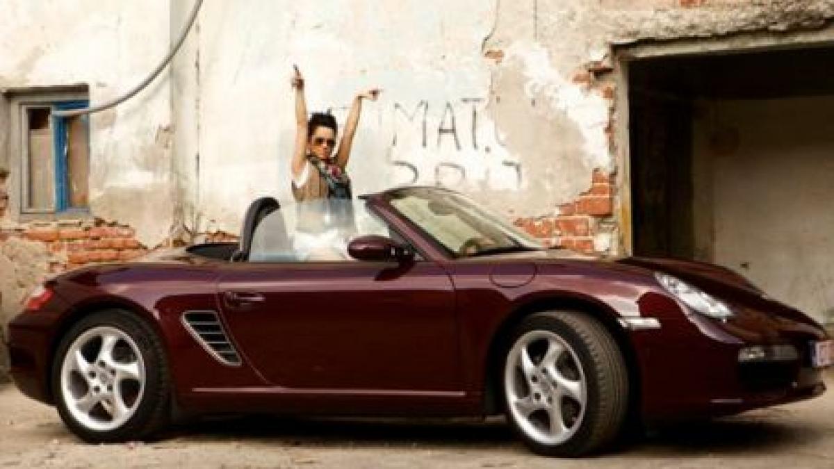 Inna îşi oferă maşina, un Porche Boxster, unui admirator, dacă atinge un milion de fani pe Facebook