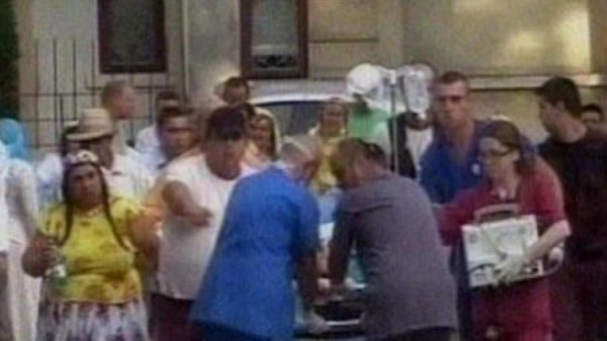 Iasi. Zeci de rromi au făcut scandal în spital pentru a le fi salvată ruda accidentată de o maşină (VIDEO)