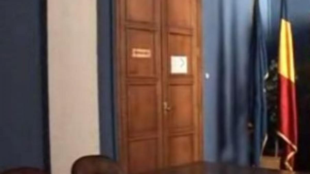 Ministrul Funeriu şi-a albăstrit cabinetul (VIDEO)