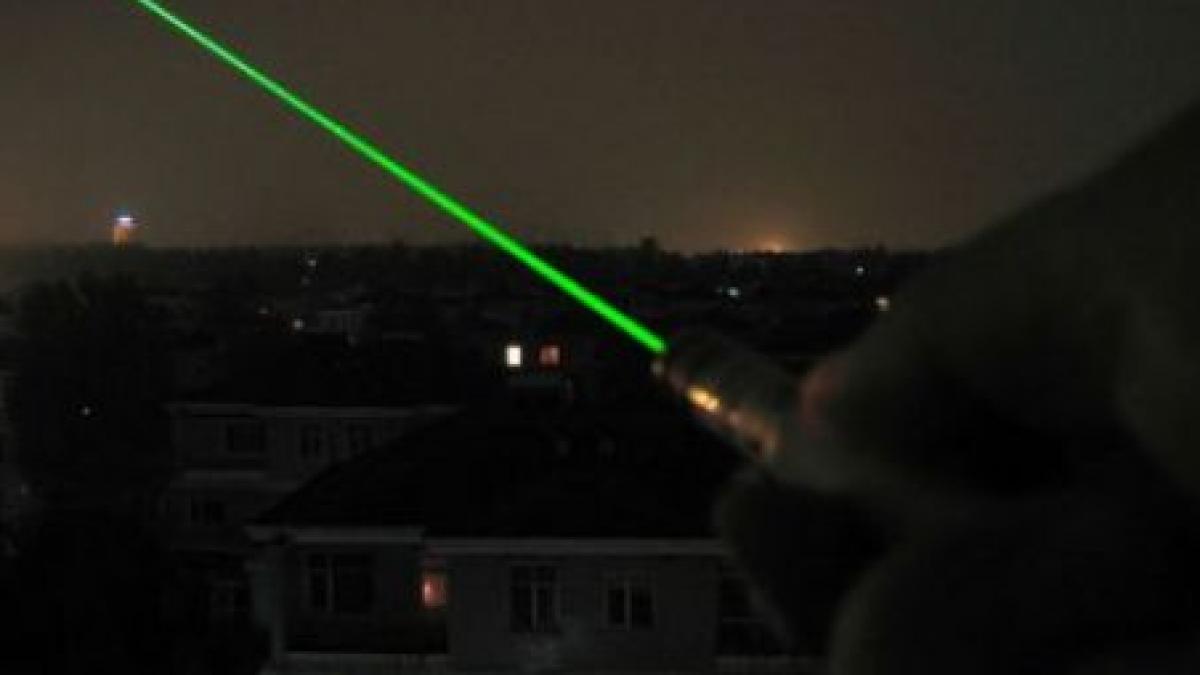 Un român era să doboare un avion militar britanic cu un laser