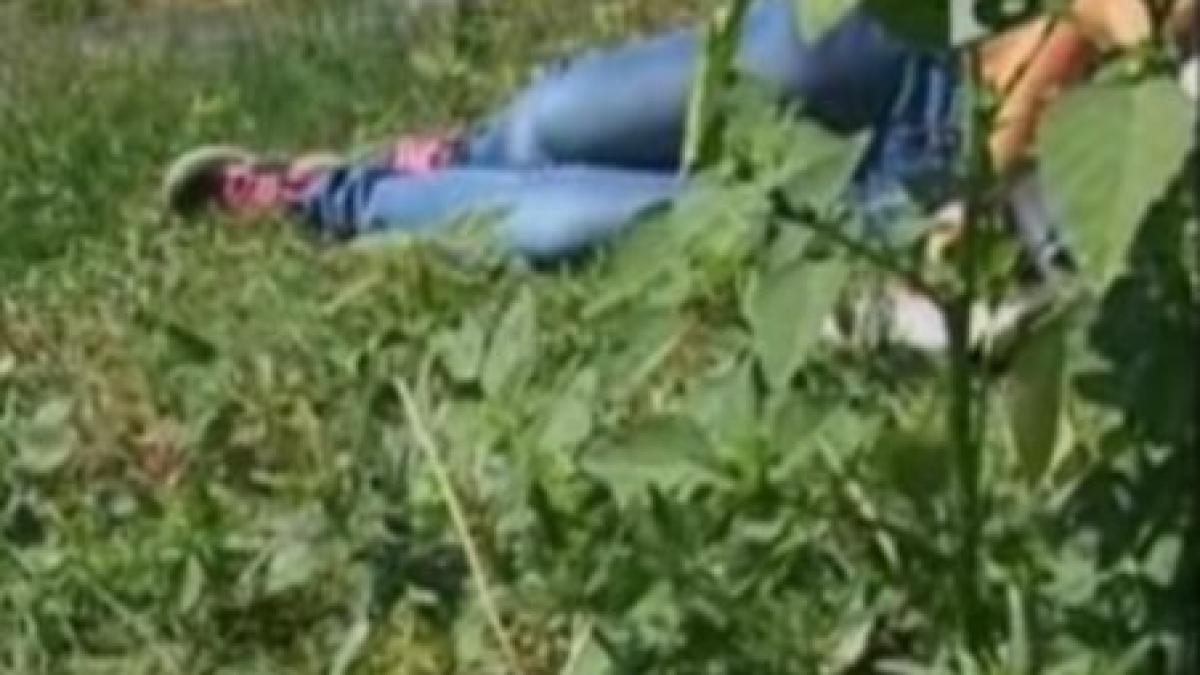 O femeie a zăcut două zile, pe un câmp în văzul lumii, fără ca nimeni să mişte un deget. Medicii au găsit-o în comă (VIDEO)