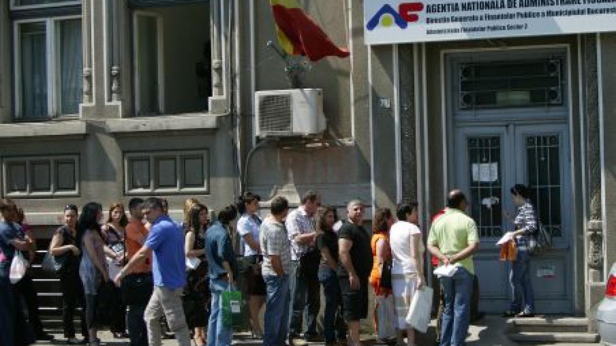 Cum a pus guvernul Boc 500.000 de români să stea la coadă în fiecare lună