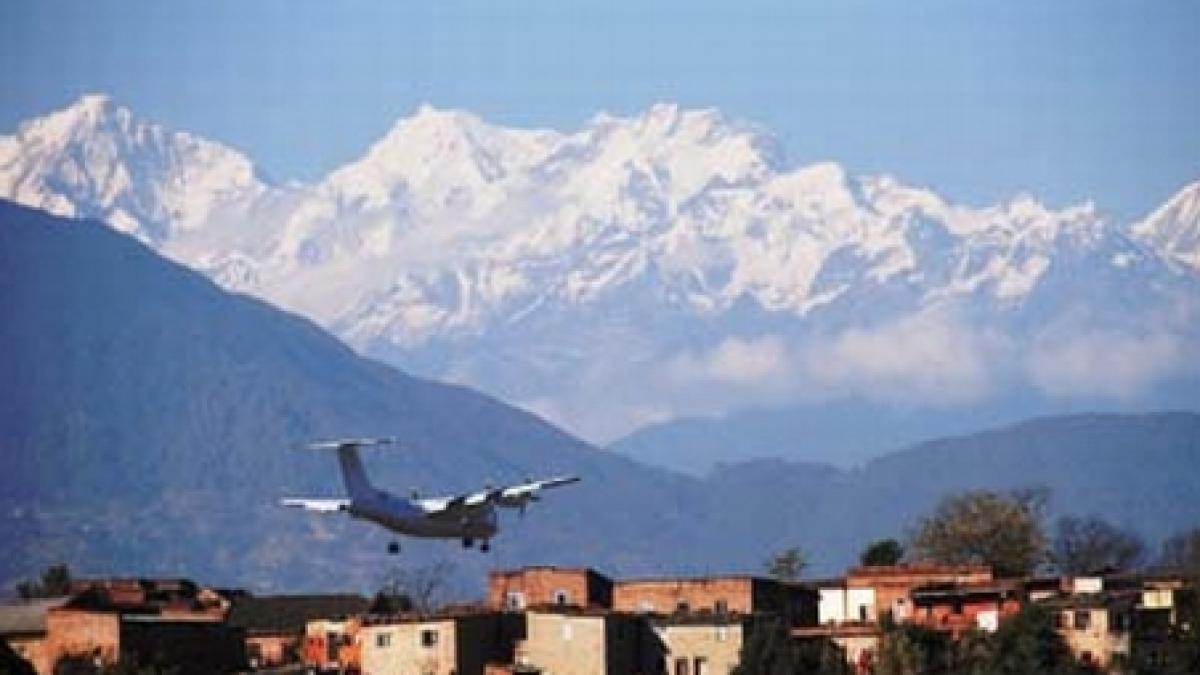 Un avion cu 14 persoane la bord s-a prăbuşit lângă aeroportul din Katmandu