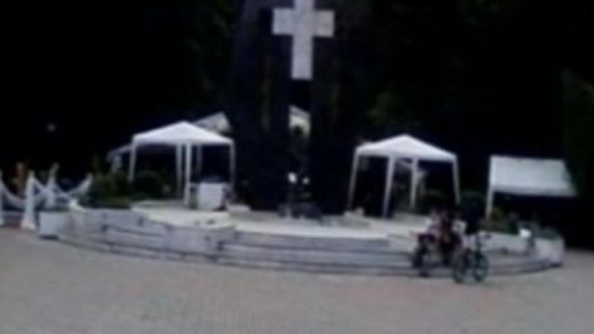 Consilierul Foamete din Pucioasa şi-a făcut nunta lângă un monument al eroilor (VIDEO)