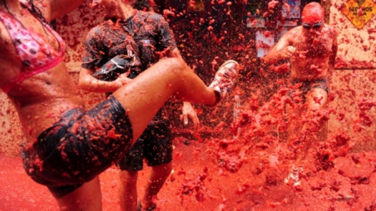 Festivalul Tomatina: Distracţie cu roşii pe străzile spaniole (VIDEO)