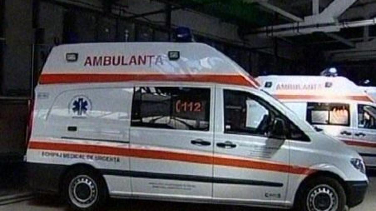 Medic şi asistentă de pe ambulanţă, agresaţi de un pacient