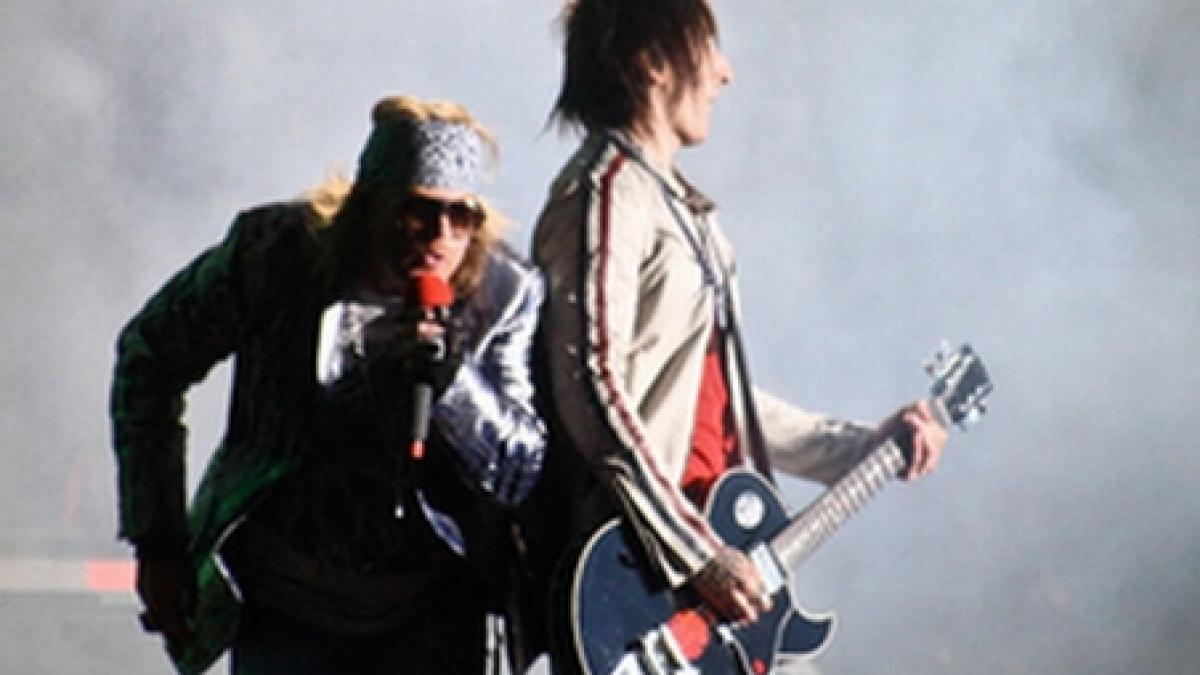 Axl Rose, lovit cu sticle la un concert din Dublin (VIDEO)