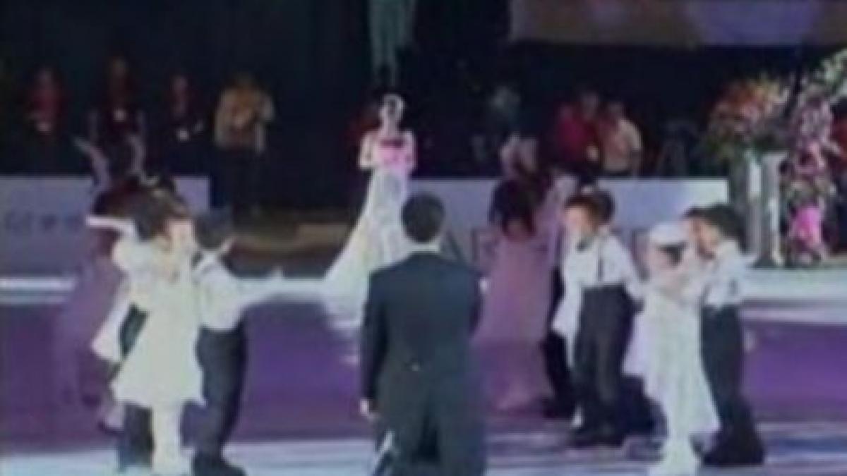 Primul cuplu de patinatori chinezi medaliat cu aur la Olimpiadă şi-a făcut nunta pe gheaţă (VIDEO)