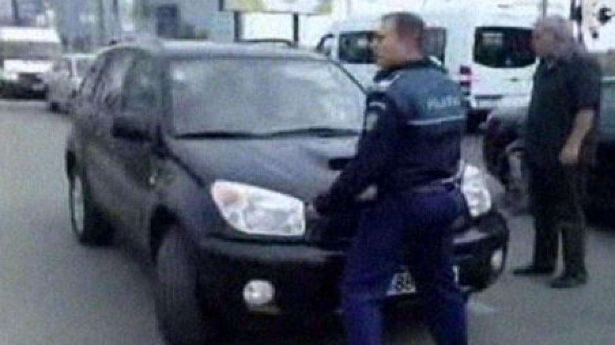 Un poliţist a fost luat pe capotă de o şoferiţă la trecerea de cale ferată din Pipera (VIDEO)