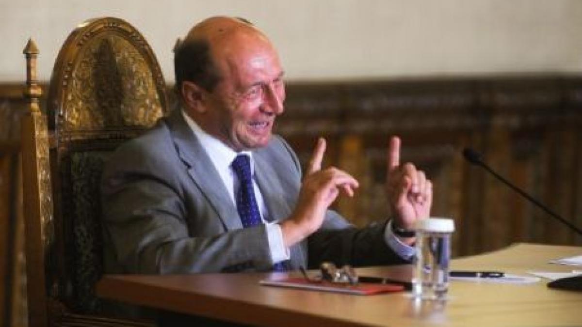 Băsescu: Ticăloşii care au cumpărat voturi păcălindu-i pe pensionari ţipă acum (VIDEO)