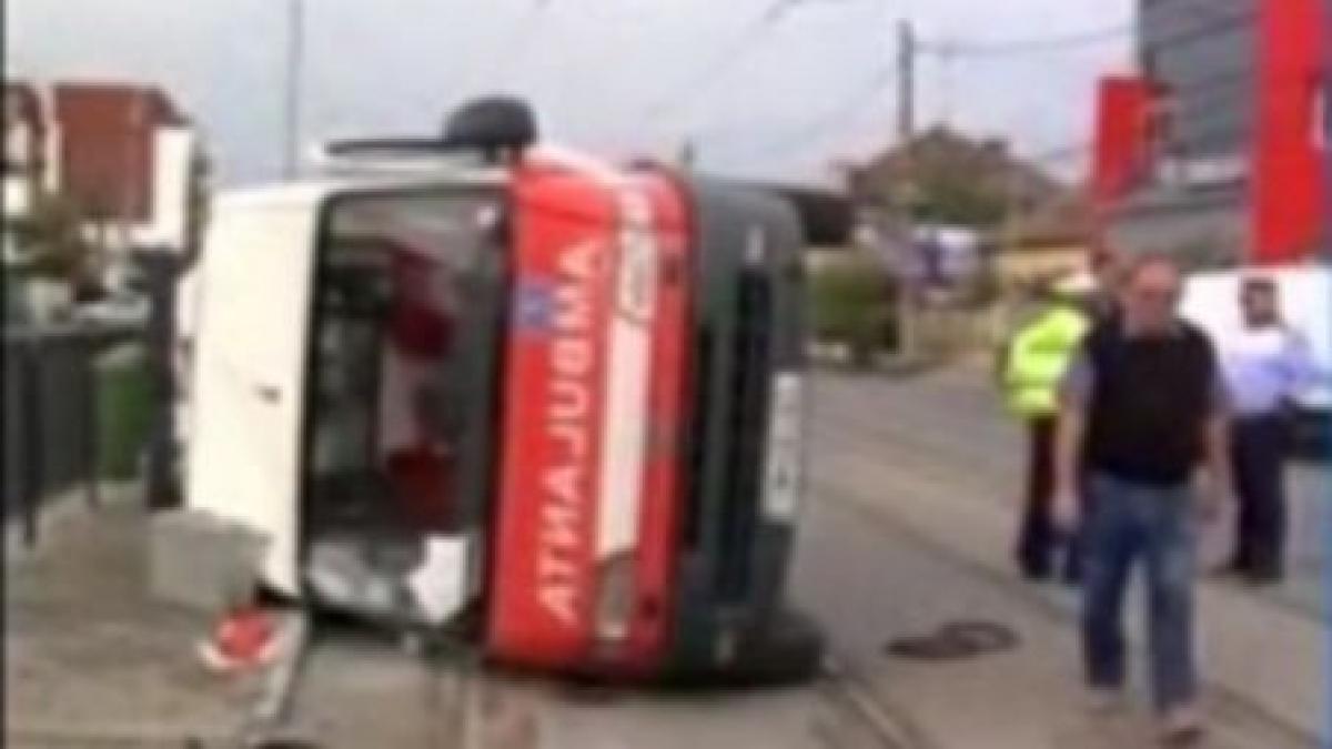 Timişoara. O ambulanţă în misiune, răsturnată de un şofer care nu a cedat trecerea (VIDEO)