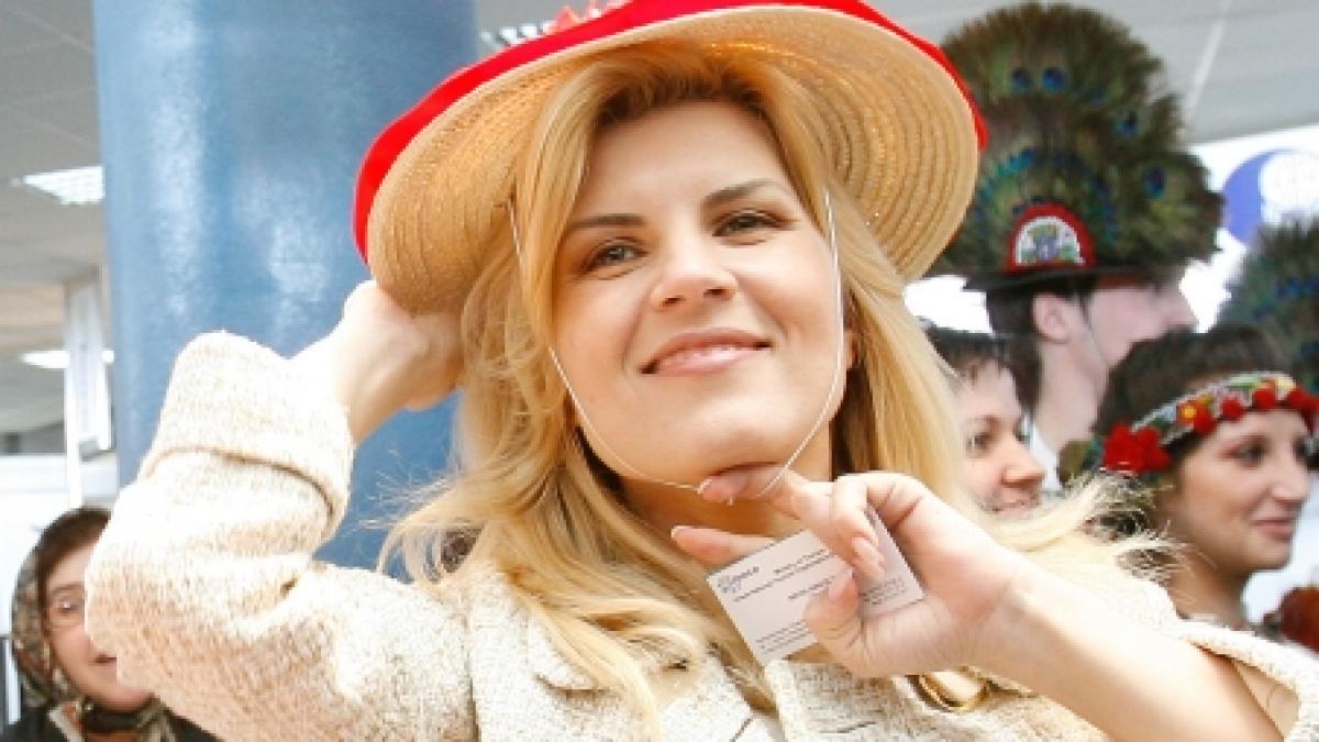 Elena Udrea s-a prins într-o horă la Baia de Aramă şi a făcut apel la solidaritate