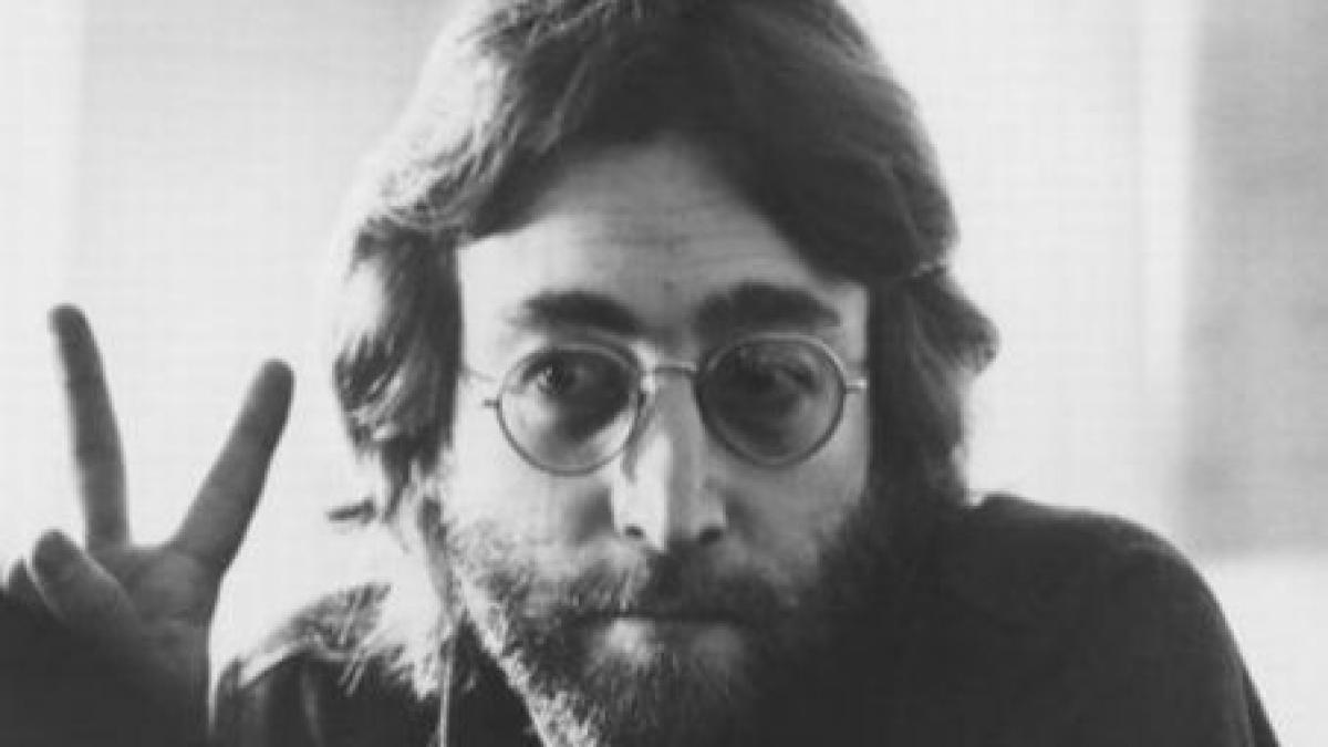 Un bilet scris de John Lennon, în ziua morţii sale, scos la licitaţie pentru 154.000 de dolari