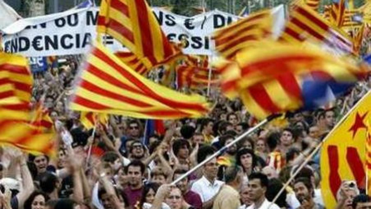 Un portret al regelui spaniol, ars în timpul unei manifestaţii pentru independenţa Cataluniei