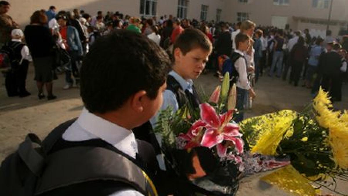 Anul şcolar începe cu proteste, salarii tăiate şi clădiri în paragină (VIDEO)