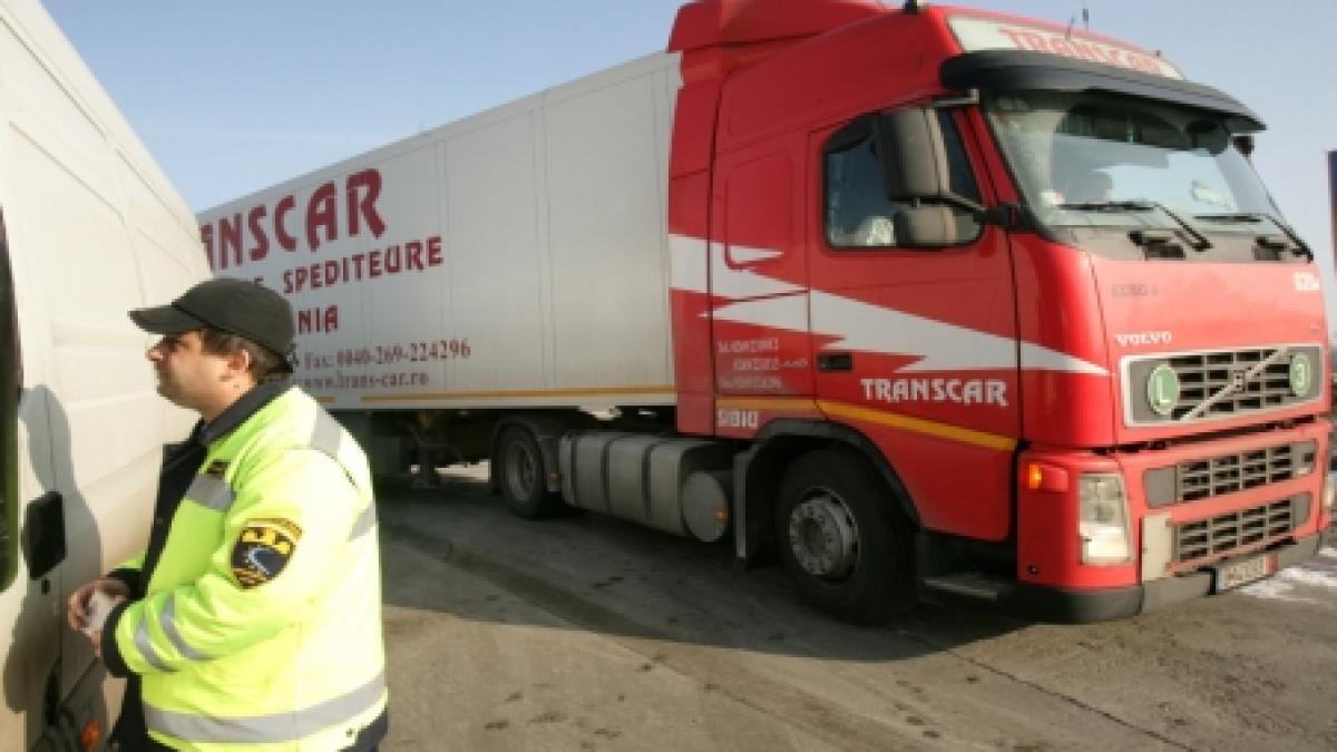 Trafic blocat pe DN1, după ce o cisternă încărcată cu substanţe inflamabile s-a răsturnat 