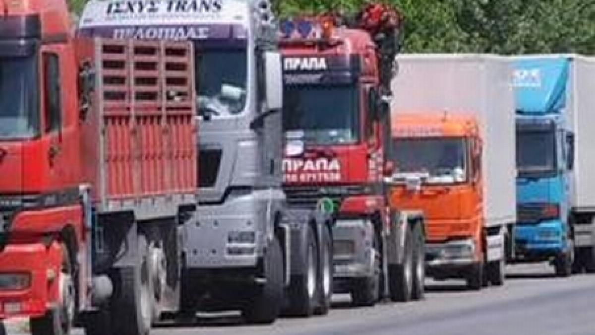 Grecia, paralizată din nou de greva transportatorilor. Şoferii de camioane au blocat o autostradă