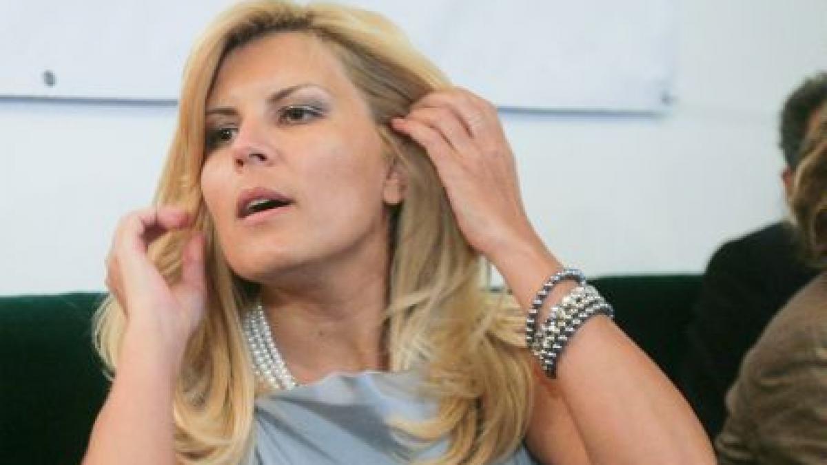 Elena Udrea a oprit o aeronavă cu 160 de pasageri la bord pentru a coborî prima