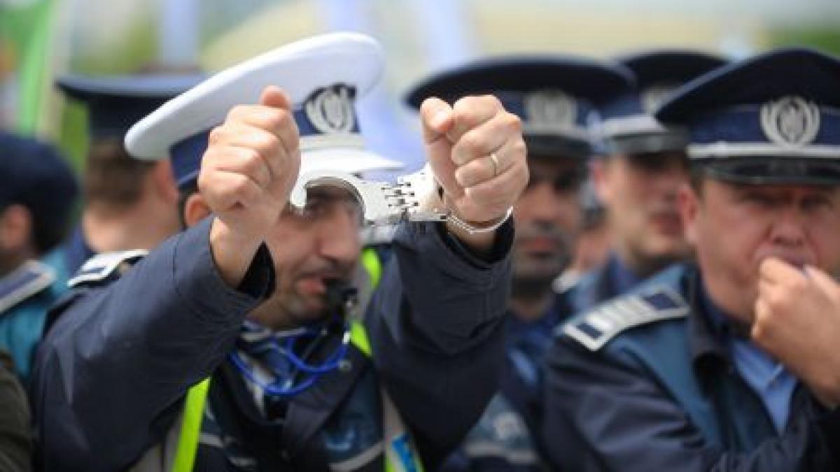 Poliţiştii se tem pentru siguranţa lor şi anunţă proteste (VIDEO)