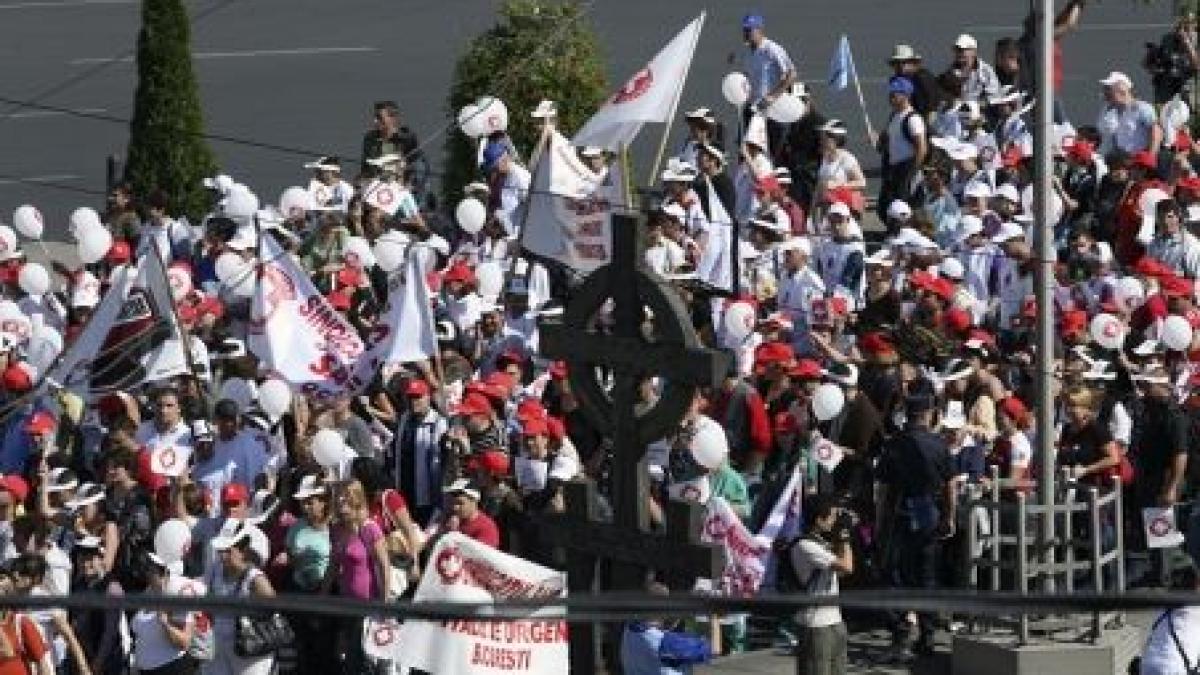 Guvernanţii sub asediu: Protestatarii s-au bătut cu jandarmii şi au aruncat cu ouă (VIDEO)