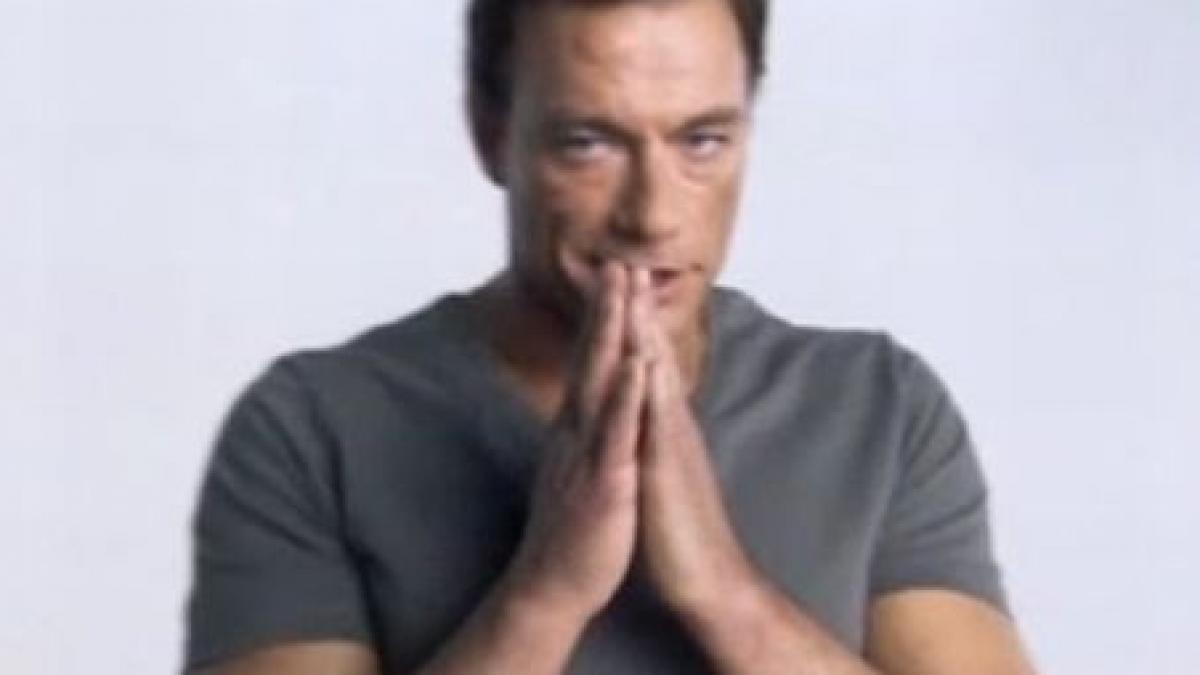 Jean Claude Van Damme, surprins în Bucureşti alături de o blondă cu 31 de ani mai tânără