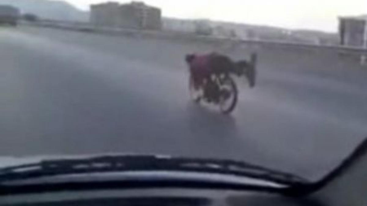 Un biciclist rulează cu 130 km/h, pe o autostradă din Maroc (VIDEO)