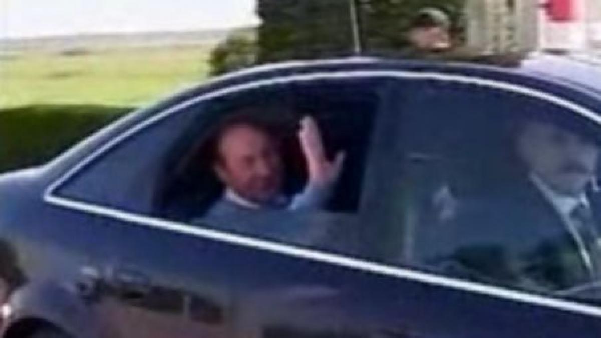 Coloana oficială a lui Traian Băsescu trebuie să oprească la semafor (VIDEO)