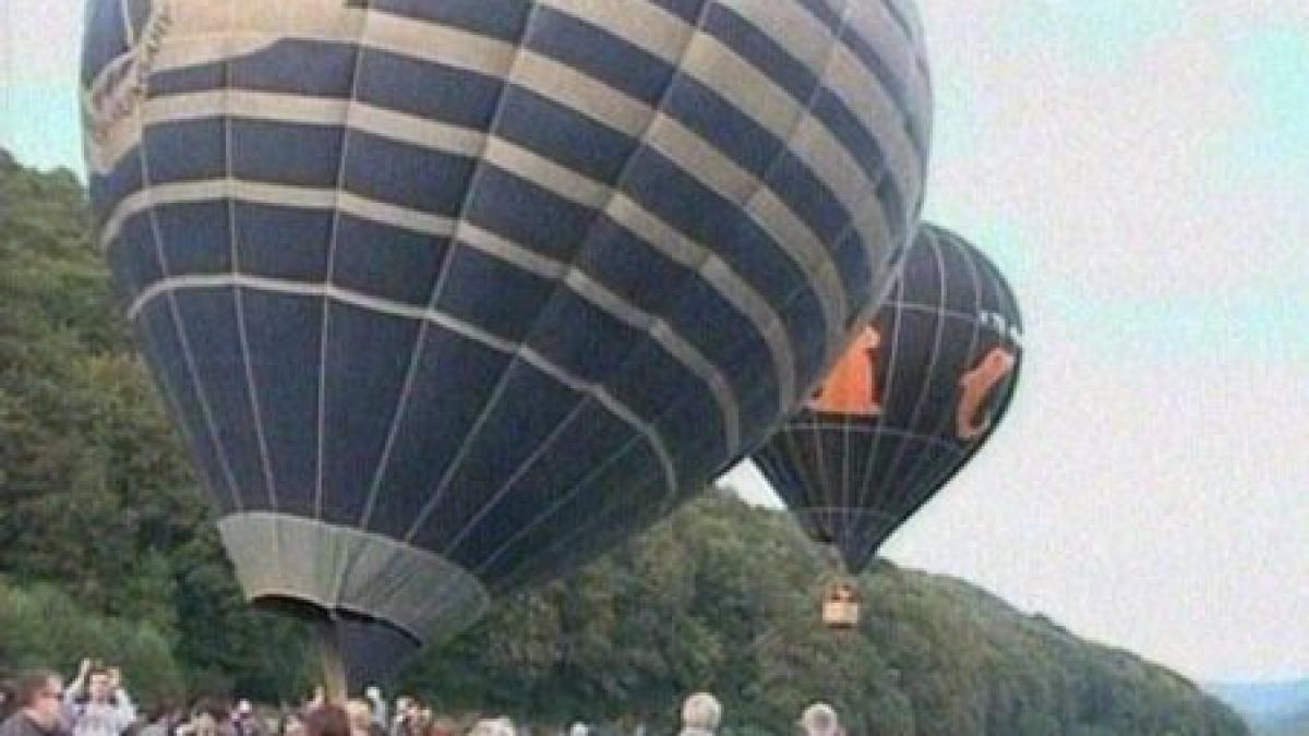 O tânără a fost cerută în căsătorie, la înălţime, într-un balon cu aer (VIDEO)