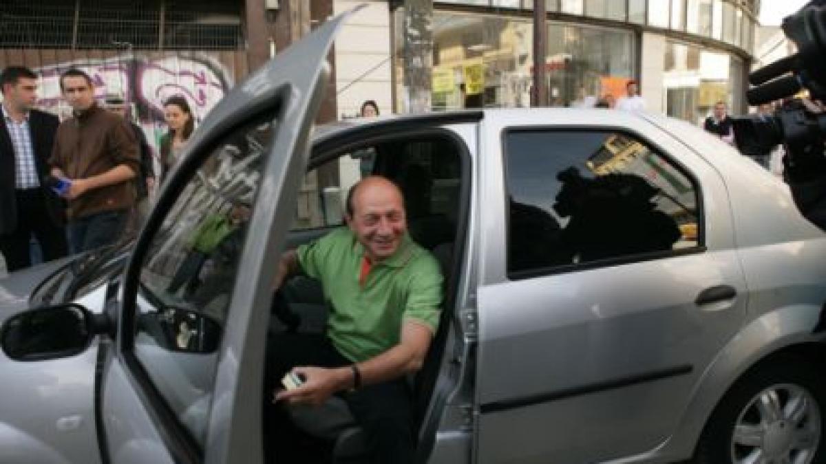 Traian Băsescu, în traficul bucureştean: Vezi cum a ajuns preşedintele la serviciu (VIDEO)