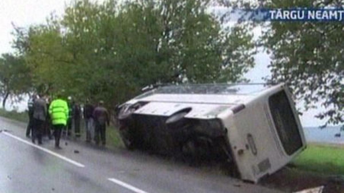 Infotrafic. Un autocar cu 12 pasageri s-a răsturnat în judeţul Neamţ